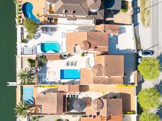 Xalet  Llobregat. Villa de lujo en empuriabrava con amarre privado y piscina  tu r