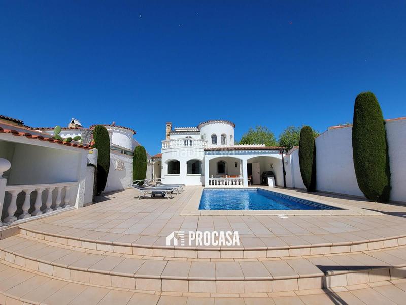 Foto 02c8b5ea-30c7-4035-ac38-ccdec607bd94. Chalet villa de lujo con amarre privado y piscina tu refugio mediterráneo! en Empuriabrava