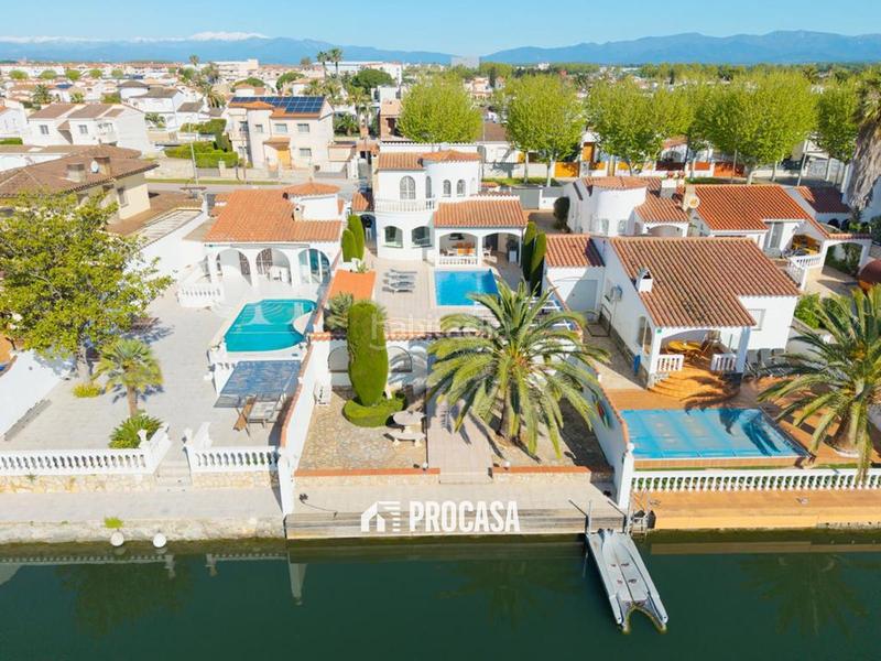 Foto 05acb920-3d25-46ce-ad51-6e823be50c14. Chalet villa de lujo con amarre privado y piscina tu refugio mediterráneo! en Empuriabrava