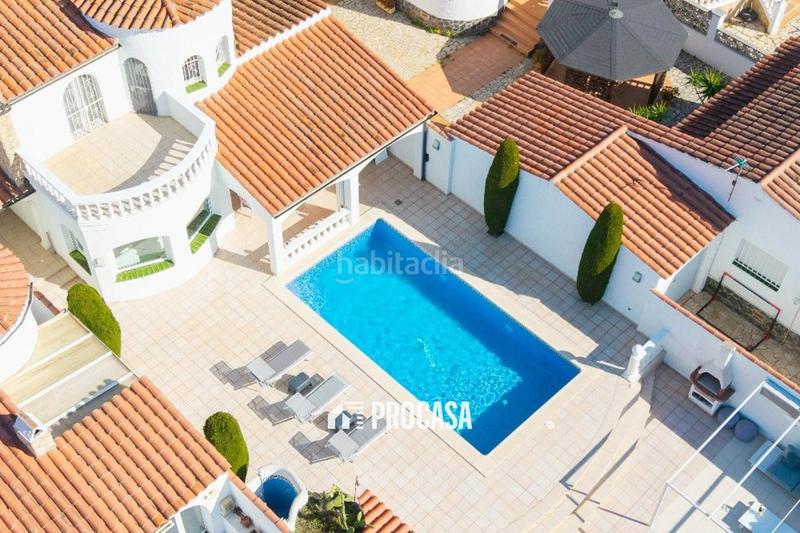 Foto 0ec347ba-802e-4a1a-bd4d-263e6f51921e. Chalet villa de lujo con amarre privado y piscina tu refugio mediterráneo! en Empuriabrava