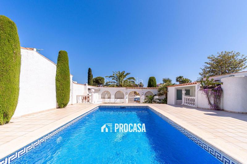 Foto 1f42b413-b475-4396-afb6-83ecea4dd268. Chalet villa de lujo con amarre privado y piscina tu refugio mediterráneo! en Empuriabrava