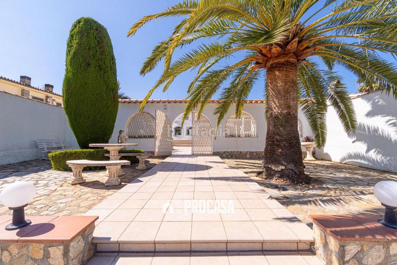 Foto 310ba66d-e679-4f7b-9877-948c0649fd45. Chalet villa de lujo con amarre privado y piscina tu refugio mediterráneo! en Empuriabrava