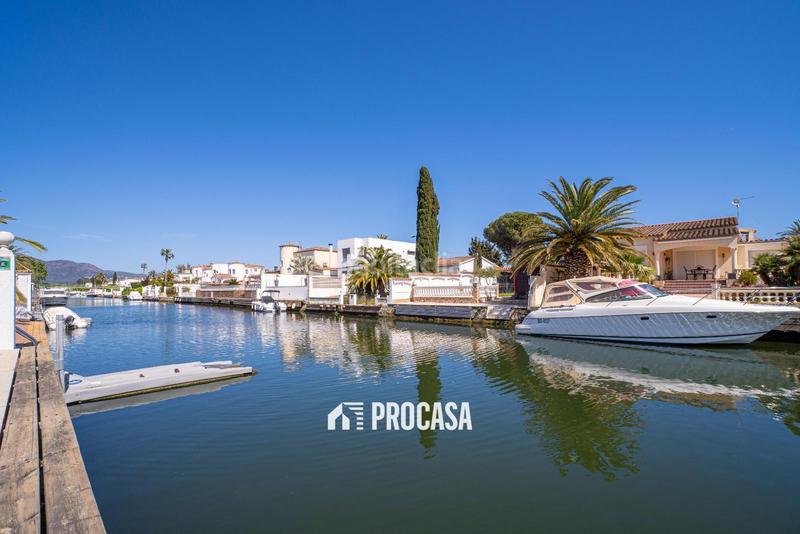 Foto 56aeb420-6a65-48f4-af0d-6628fce8bb9c. Chalet villa de lujo con amarre privado y piscina tu refugio mediterráneo! en Empuriabrava