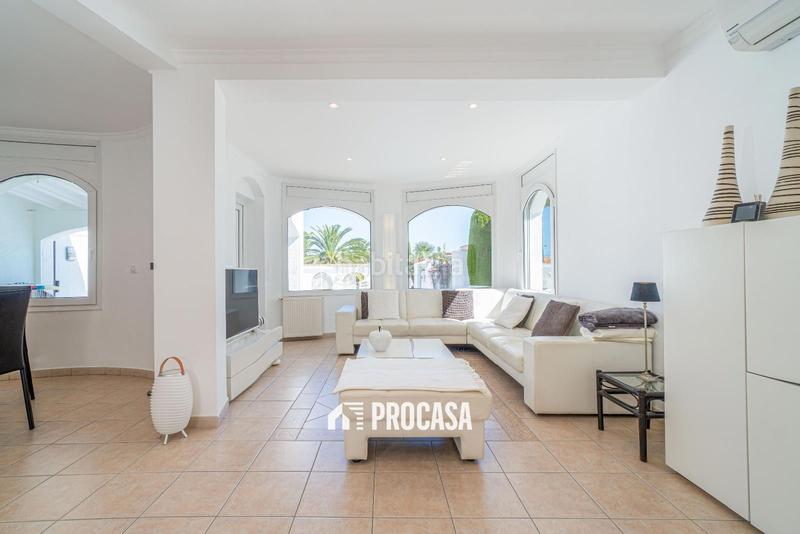 Foto 5e1d60ca-8091-4635-80cc-5782236fa00a. Chalet villa de lujo con amarre privado y piscina tu refugio mediterráneo! en Empuriabrava