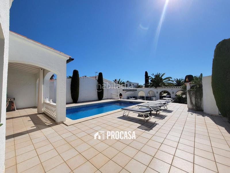 Foto 73b0858a-3ca4-4a39-a183-08bba9b34b19. Chalet villa de lujo con amarre privado y piscina tu refugio mediterráneo! en Empuriabrava