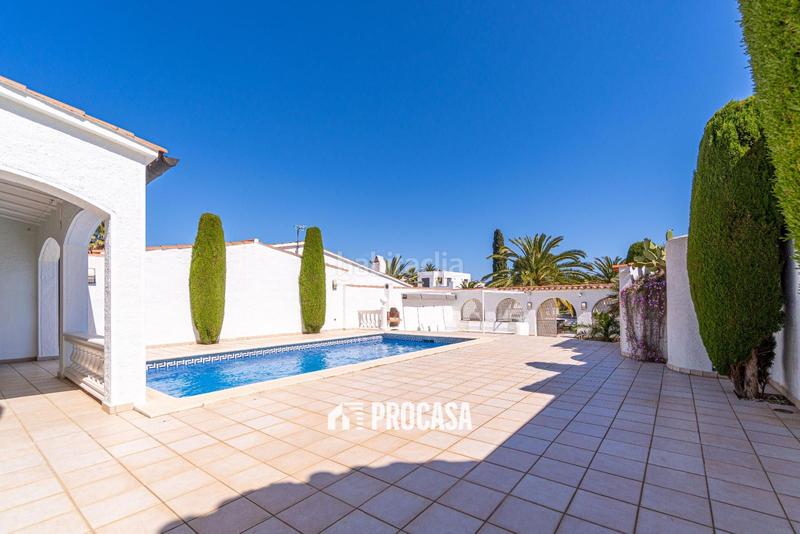 Foto 744575cd-e5cb-409d-8816-4e0015370bcf. Chalet villa de lujo con amarre privado y piscina tu refugio mediterráneo! en Empuriabrava