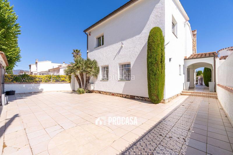 Foto 76300e2c-366d-4ed3-b9e7-cd62fd6118ee. Chalet villa de lujo con amarre privado y piscina tu refugio mediterráneo! en Empuriabrava