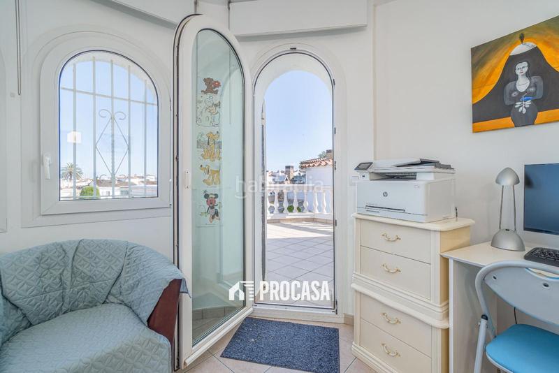 Foto 8c86b764-5325-42ae-852b-f31efc6cda43. Chalet villa de lujo con amarre privado y piscina tu refugio mediterráneo! en Empuriabrava