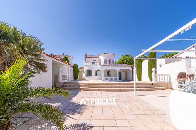 Foto aa7e99e6-3c76-49bf-8345-61068a782717. Chalet villa de lujo con amarre privado y piscina tu refugio mediterráneo! en Empuriabrava
