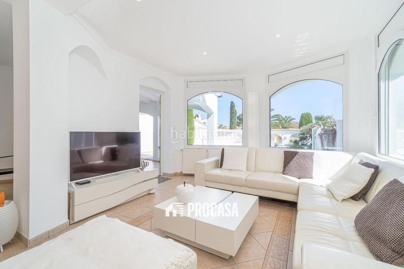 Foto af191bf1-7f24-4333-85e6-3fe112d53939. Chalet villa de lujo con amarre privado y piscina tu refugio mediterráneo! en Empuriabrava