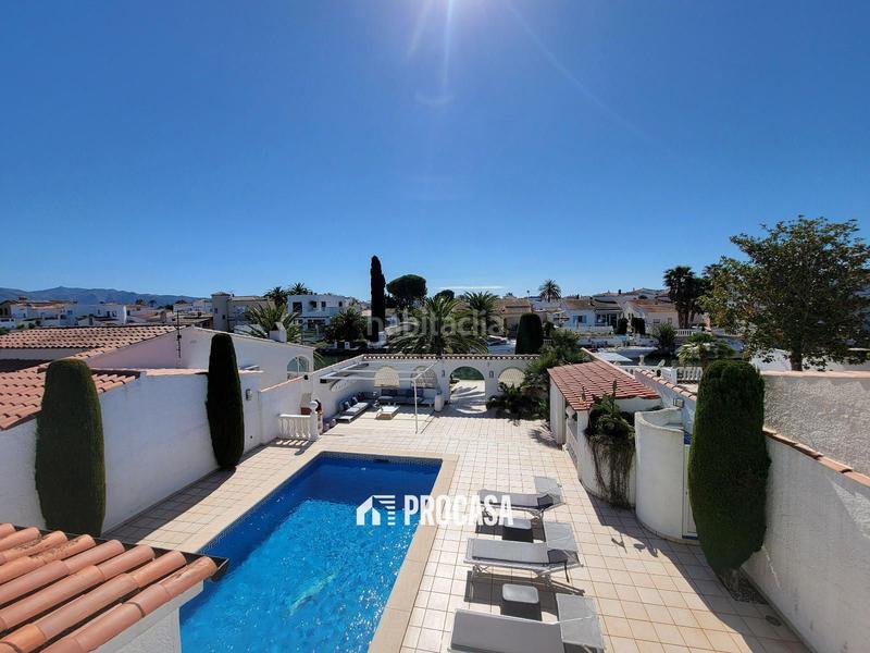 Foto b13ae13c-d504-4e28-9ad4-fcfde0c36bc3. Chalet villa de lujo con amarre privado y piscina tu refugio mediterráneo! en Empuriabrava