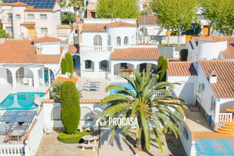 Foto c858debc-16f5-4d5b-a1a9-012ae8c088f3. Chalet villa de lujo con amarre privado y piscina tu refugio mediterráneo! en Empuriabrava