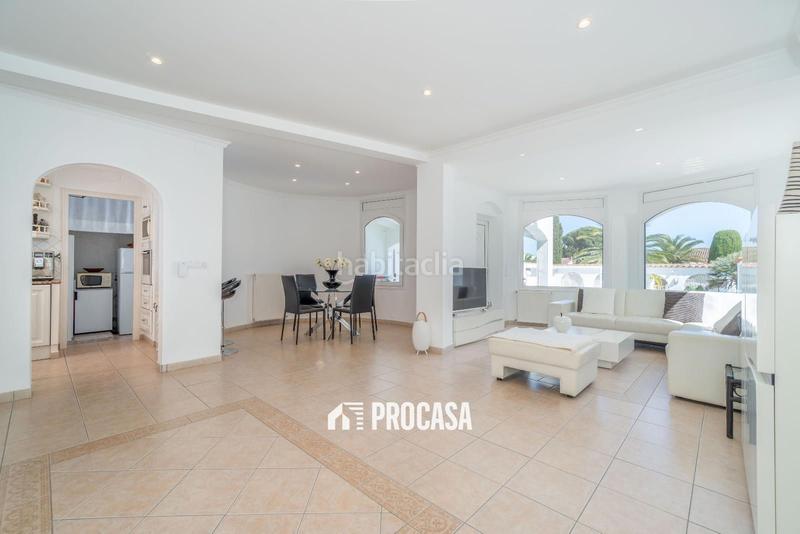 Foto ce72cefd-1b8b-4774-bddc-d268aec0e663. Chalet villa de lujo con amarre privado y piscina tu refugio mediterráneo! en Empuriabrava