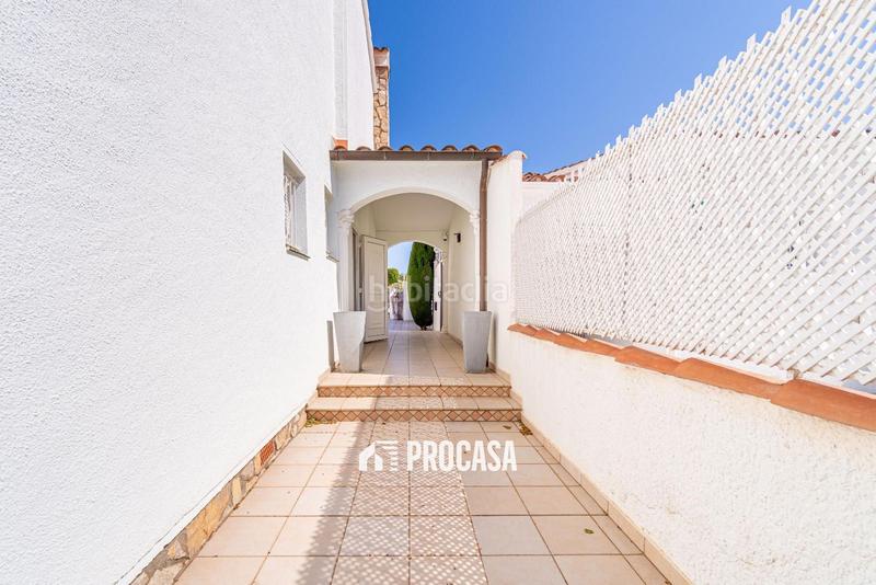 Foto e8784c4a-f201-4fd7-8da9-7e4bb2c19a19. Chalet villa de lujo con amarre privado y piscina tu refugio mediterráneo! en Empuriabrava