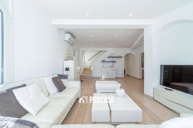 Foto eec50a59-2e4c-41bd-806a-e5aa6fb89750. Chalet villa de lujo con amarre privado y piscina tu refugio mediterráneo! en Empuriabrava