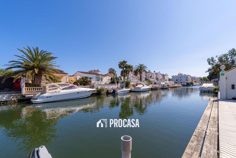 Foto f6466a8e-25d5-408f-a768-f95f077e8a2d. Chalet villa de lujo con amarre privado y piscina tu refugio mediterráneo! en Empuriabrava