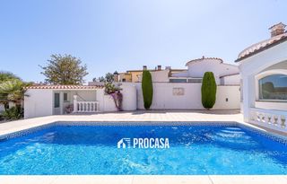 Xalet  Llobregat. Villa soleada con piscina y 6 dormitorios en el canal ancho, emp