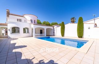 Chalet  Llobregat. Villa soleada con piscina y 6 dormitorios en el canal ancho, emp