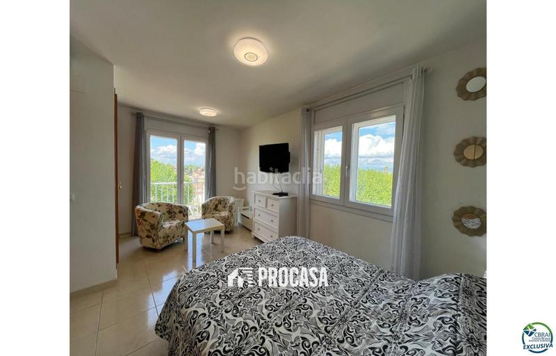 Foto 4c19ea7f-f415-4e19-a543-1c3b59c410d7. Piso ático en venta 2 habitaciones gran terraza y parking subterráneo en Empuriabrava