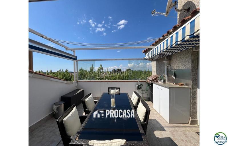 Foto 9b01146a-8992-4a25-ba66-2825c5f1c391. Piso ático en venta 2 habitaciones gran terraza y parking subterráneo en Empuriabrava