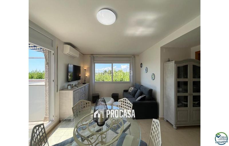 Foto a01ac184-db38-4072-81e9-27fbe337e084. Piso ático en venta 2 habitaciones gran terraza y parking subterráneo en Empuriabrava