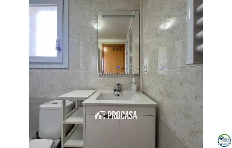Foto a9747fdc-f794-4589-bd0d-98791b50dd06. Piso ático en venta 2 habitaciones gran terraza y parking subterráneo en Empuriabrava
