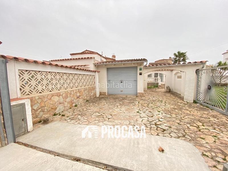 Foto 0f1493ea-6e74-47ca-9d5c-df0b1c82a3b1. Chalet casa al canal ancho, amarre 24 m, 1079m2 de terreno en Empuriabrava