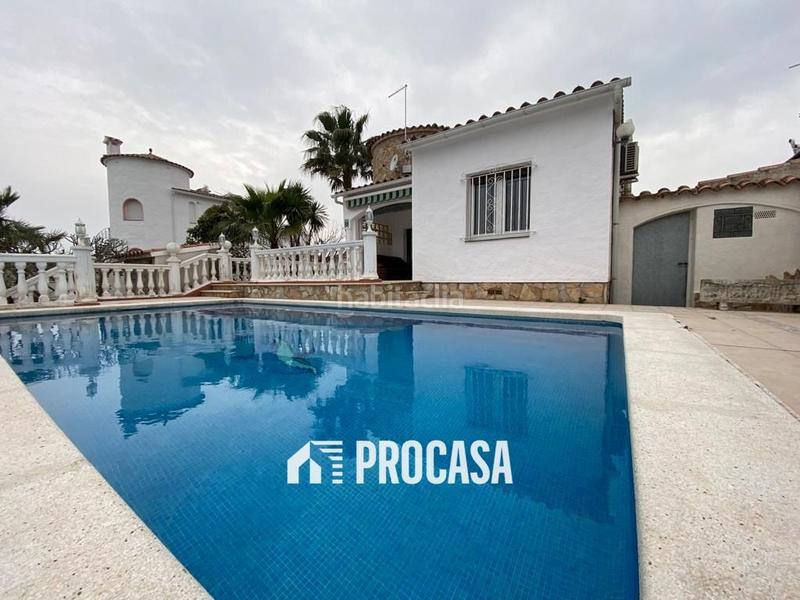 Foto 2456f4bc-0da4-4c30-b58a-fd36beafc7a5. Chalet casa al canal ancho, amarre 24 m, 1079m2 de terreno en Empuriabrava