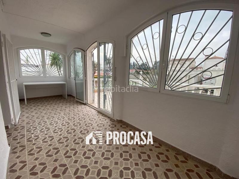 Foto 85e0aa04-85bb-4132-9e3a-f11dbfdf8cd5. Chalet casa al canal ancho, amarre 24 m, 1079m2 de terreno en Empuriabrava