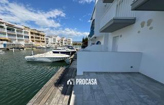 Xalet  Port empuries. Encantadora casa al canal en empuriabrava con amarre privado