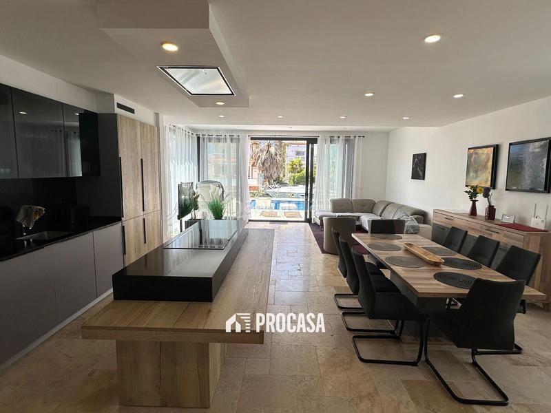 Foto 14c27c8a-3e35-48c8-ad42-97e90a72203d. Xalet amb calefacció aparcament piscina a Cap Ras - Creus - Falconera Empuriabrava