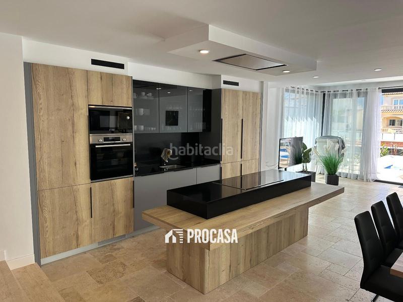 Foto 422828be-92b6-42c9-b716-4de954555128. Xalet amb calefacció aparcament piscina a Cap Ras - Creus - Falconera Empuriabrava