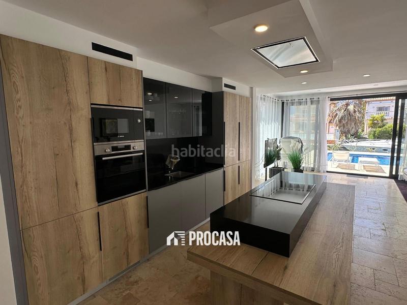 Foto a51d9d24-d638-4417-9f0e-9773453ad20e. Xalet amb calefacció aparcament piscina a Cap Ras - Creus - Falconera Empuriabrava