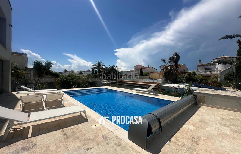 Foto ef2fc031-73a6-4464-b470-d369e97fb6c3. Xalet amb calefacció aparcament piscina a Cap Ras - Creus - Falconera Empuriabrava