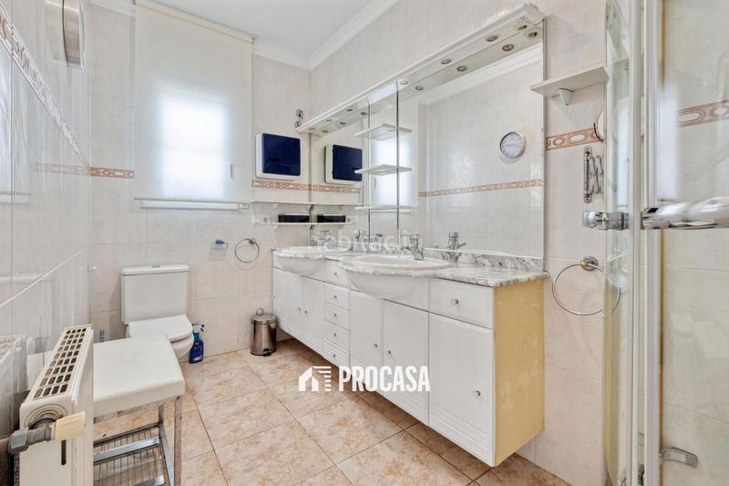 Foto 16b2fa9c-f4f6-47e8-9125-47530fc5e3bd. Chalet casa de grandes dimensiones con jardín, terrazas y garaje en la zona del mas nou, en Empuriabrava