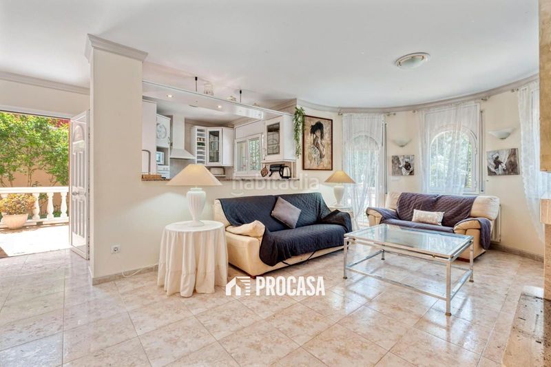 Foto 1d0b1591-6be9-4c77-9379-86fb2c9f4193. Chalet casa de grandes dimensiones con jardín, terrazas y garaje en la zona del mas nou, en Empuriabrava