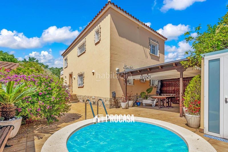 Foto 374a5b12-274e-43f0-a9ec-b7007c705634. Chalet casa de grandes dimensiones con jardín, terrazas y garaje en la zona del mas nou, en Empuriabrava