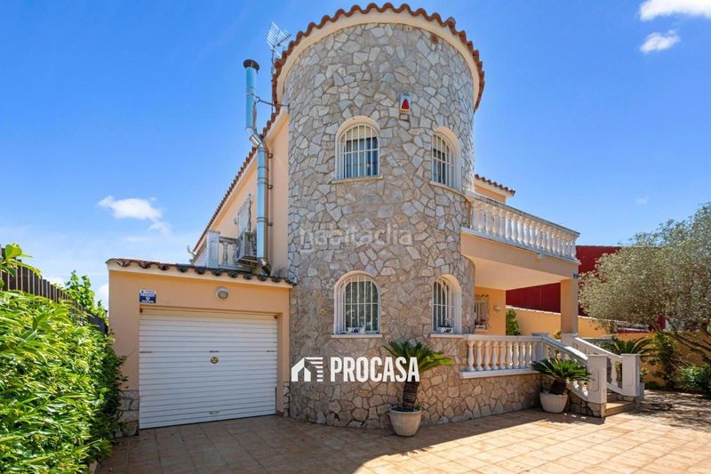 Foto 4c5c6434-f4e6-4d27-bfde-50b3ae611d56. Chalet casa de grandes dimensiones con jardín, terrazas y garaje en la zona del mas nou, en Empuriabrava