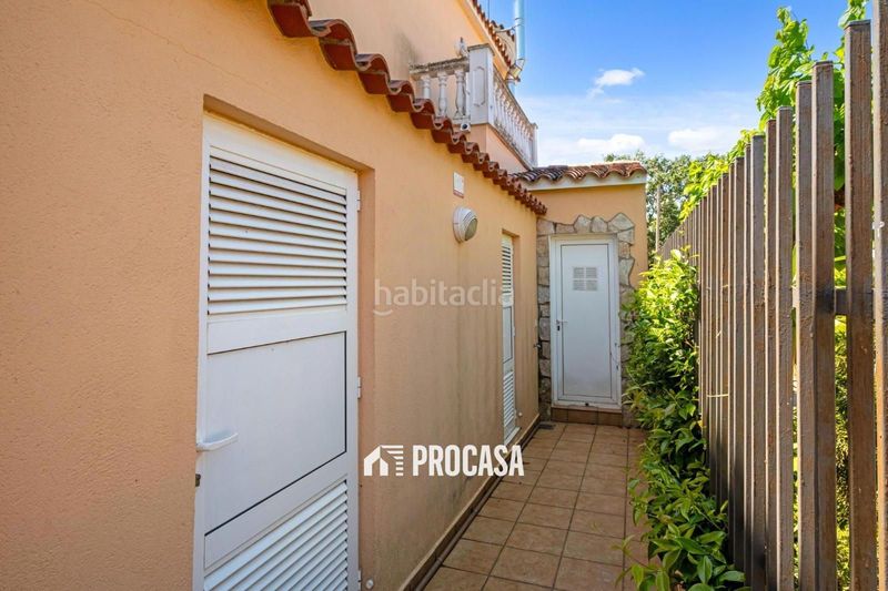 Foto 70c92f79-d50b-4da5-a3cc-3aef43968bdc. Chalet casa de grandes dimensiones con jardín, terrazas y garaje en la zona del mas nou, en Empuriabrava