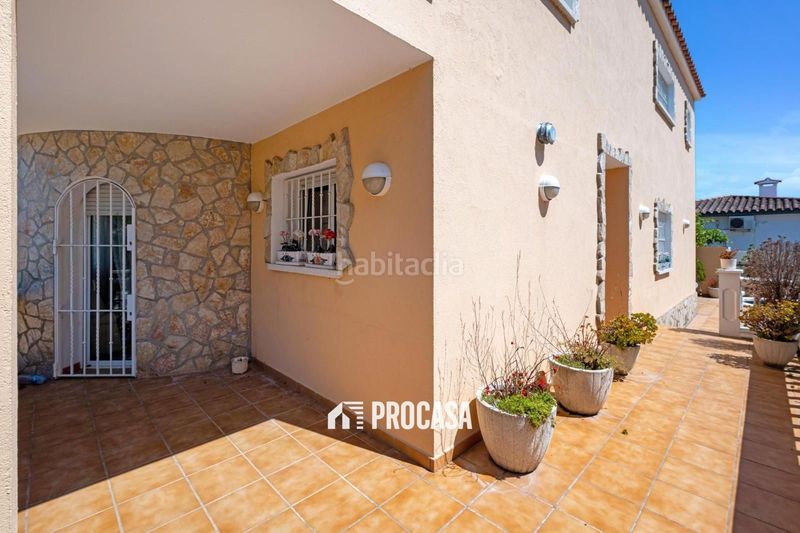 Foto 949102a9-82b0-4841-93b9-049f3fcd2f5d. Chalet casa de grandes dimensiones con jardín, terrazas y garaje en la zona del mas nou, en Empuriabrava