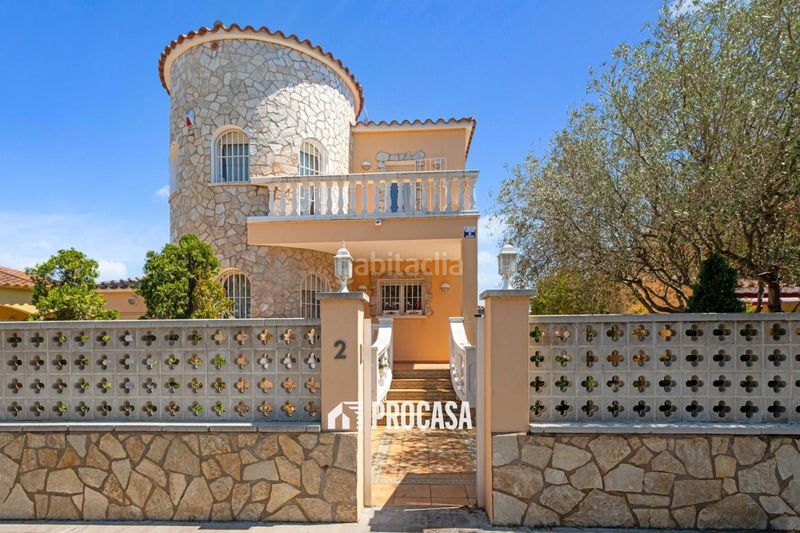 Foto cbda327c-a7a7-43b1-a983-52575e4fee40. Chalet casa de grandes dimensiones con jardín, terrazas y garaje en la zona del mas nou, en Empuriabrava