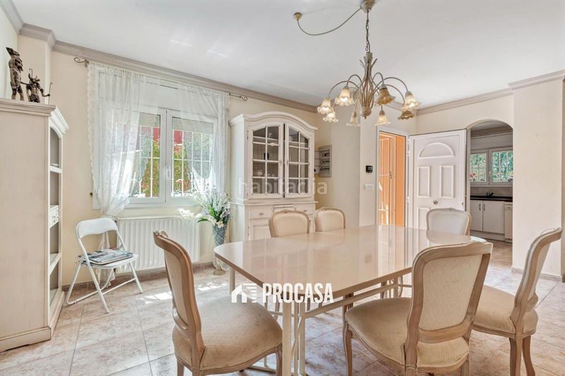 Foto e1704af6-83da-4be0-8986-3539f2f33041. Chalet casa de grandes dimensiones con jardín, terrazas y garaje en la zona del mas nou, en Empuriabrava