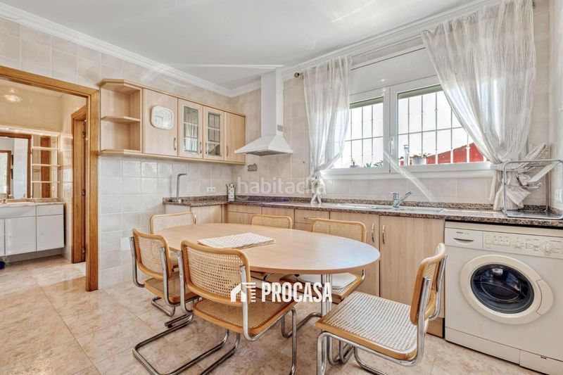Foto f60cf4b7-655c-4e42-b654-e0452e457bdd. Chalet casa de grandes dimensiones con jardín, terrazas y garaje en la zona del mas nou, en Empuriabrava