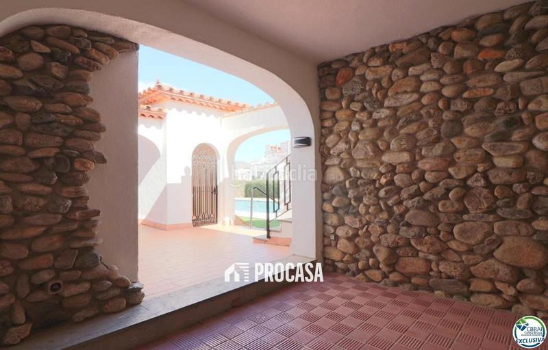 Foto d5bb4e90-ed91-491c-b7cd-bf87cfaa8d9a. Piso apartamento acogedor con vistas despejadas en una zona tranquila, en Empuriabrava