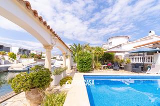 Xalet  Medes. Villa al canal de estilo mediterráneo en empuriabrava