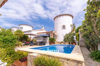 Xalet  Medes. Villa al canal de estilo mediterráneo en empuriabrava