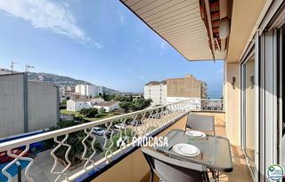 Flat  De la llotja. Apartamento con vistas en el centro de roses con terraza en la a