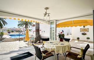 Xalet  Llobregat. Estupenda villa mediterránea al canal ancho, con amarre de 11.50