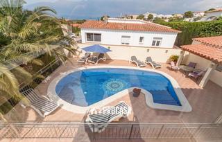 Chalet  Castella. Villa completamente renovada con 3 apartamentos, piscina y garaj