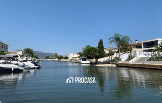 Casa adossada  Empuries c. Casa de pescadores con amarre y garaje cerrado en empuriabrava